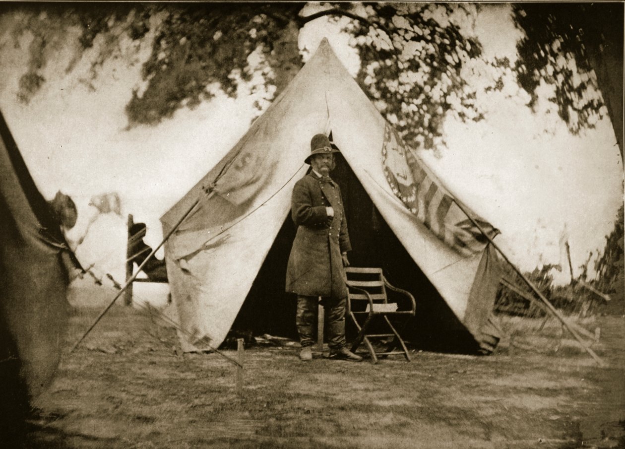 Generál A. E. Burnside v Táboře, 1861-65 od Mathew B. Brady