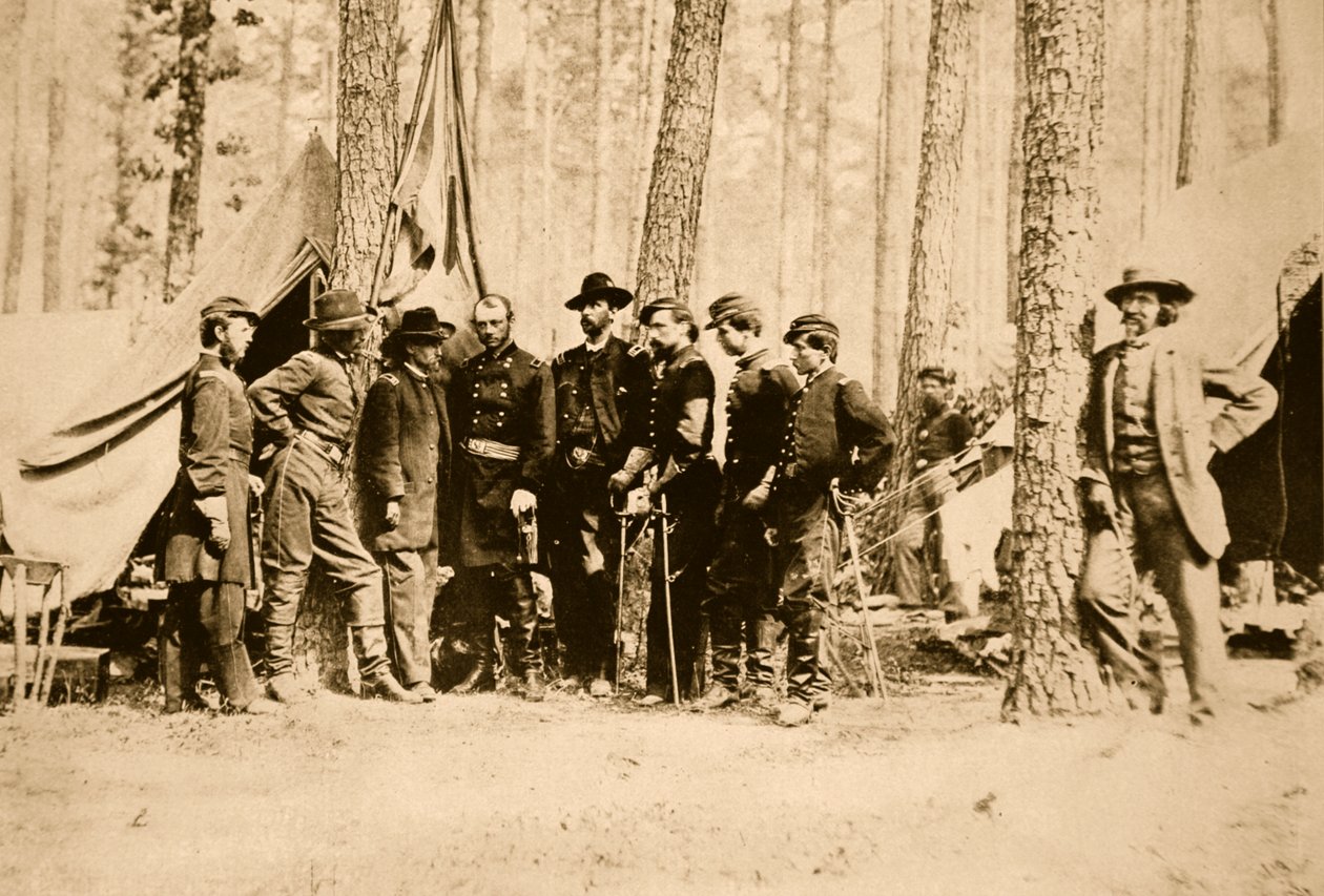 Generál Potter a štáb s Mathewem Bradym opírajícím se o strom, 1861-65 (sépiová fotografie) od Mathew B. Brady