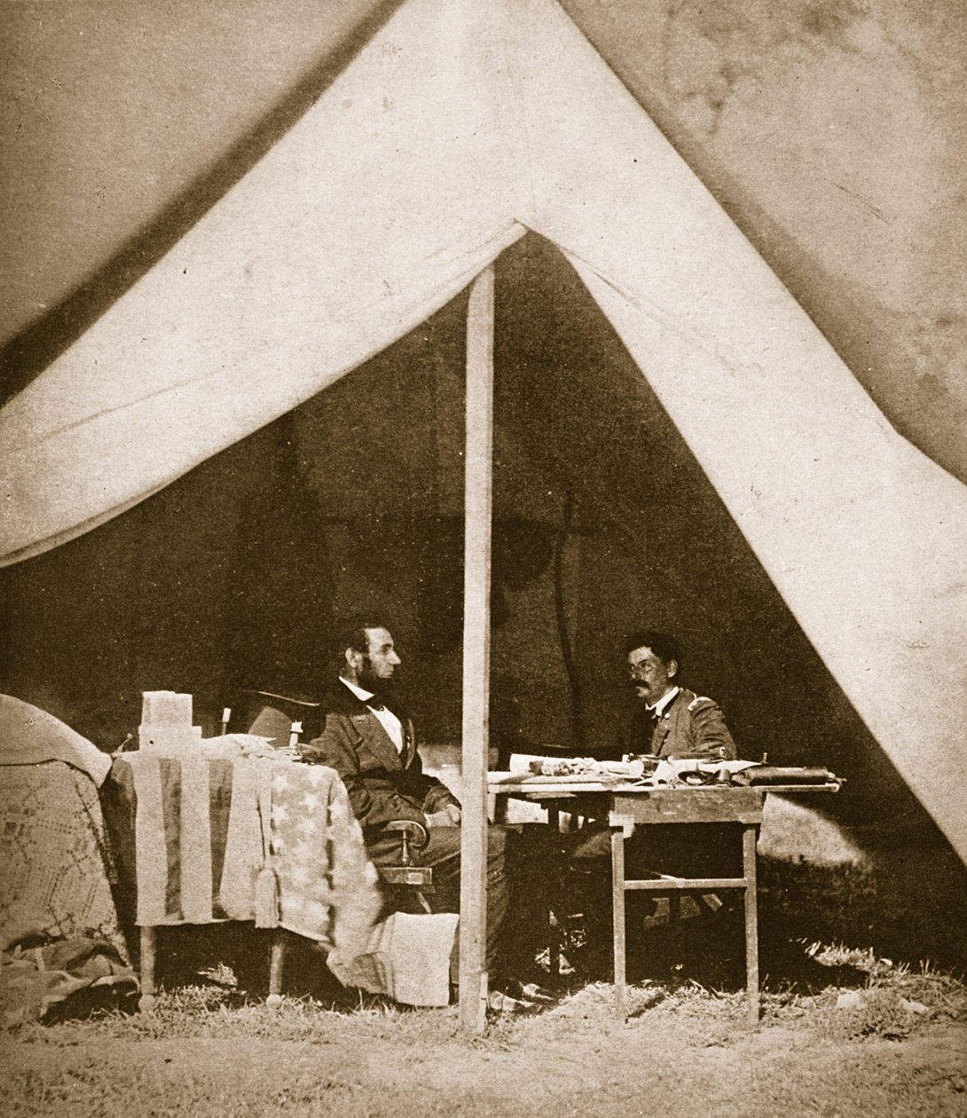 Prezident Lincoln a generál MccLellan v MccLellanově stanu, Antietam, 4. října 1862 od Mathew B. Brady