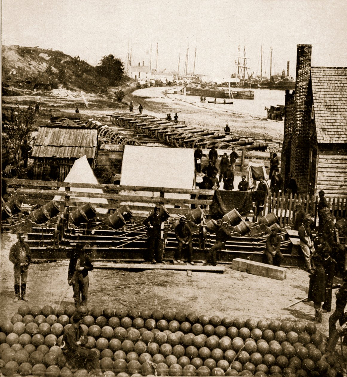 Washington v 60. letech 19. století - Ordnance Depot v City Point, 1861-65 (sépiová fotografie) od Mathew B. Brady