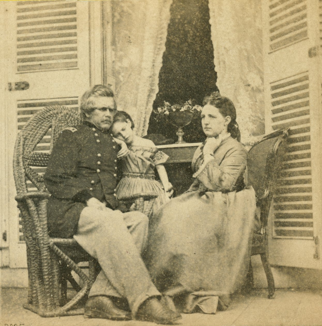 Generálmajor Ord se svou ženou a dítětem, v sídle dříve obývaném Jeffersonem Davisem, Richmond, Virginie, 1865 od Mathew B. Brady