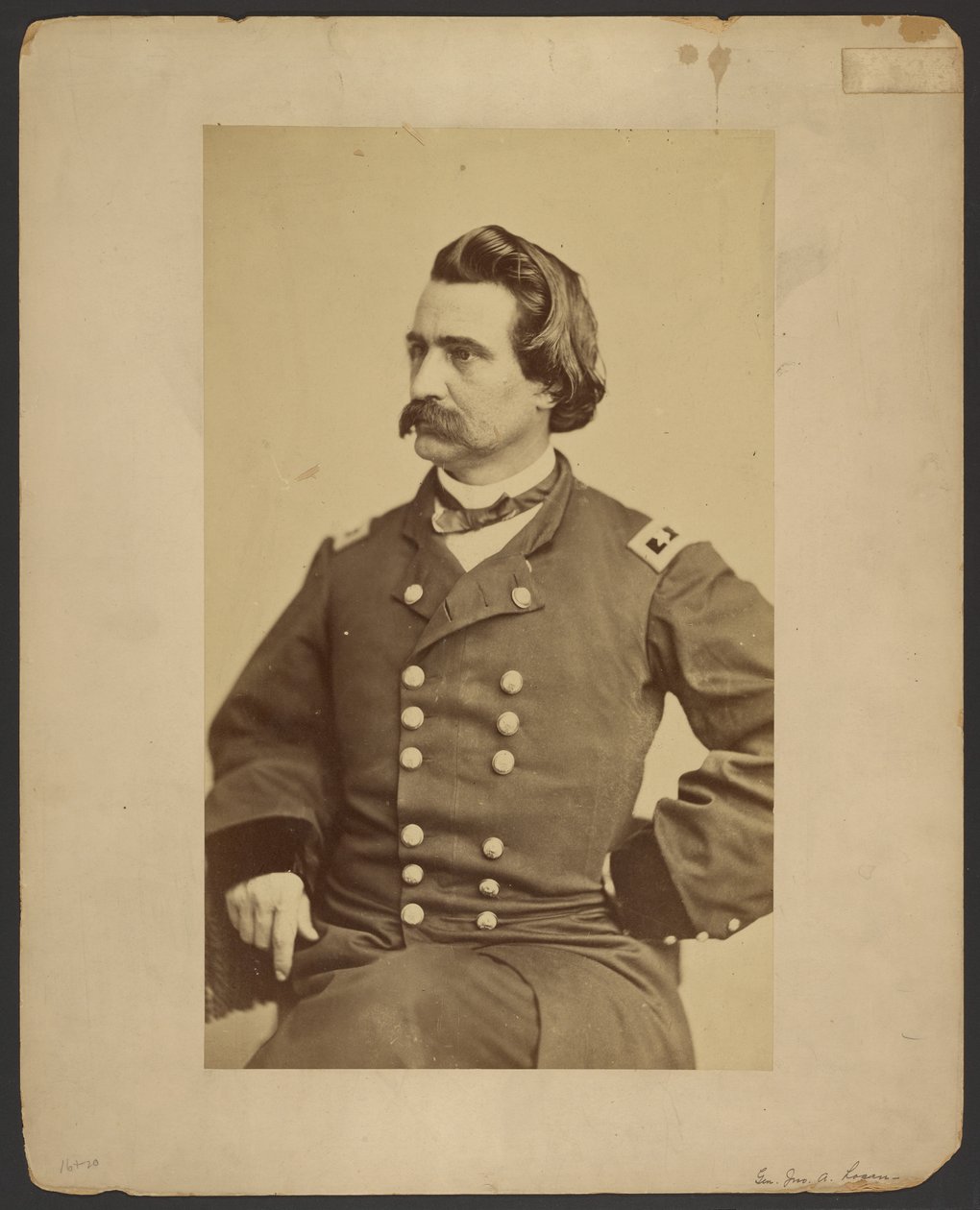 [Portrét generála Johna A. Logana] od Mathew B. Brady