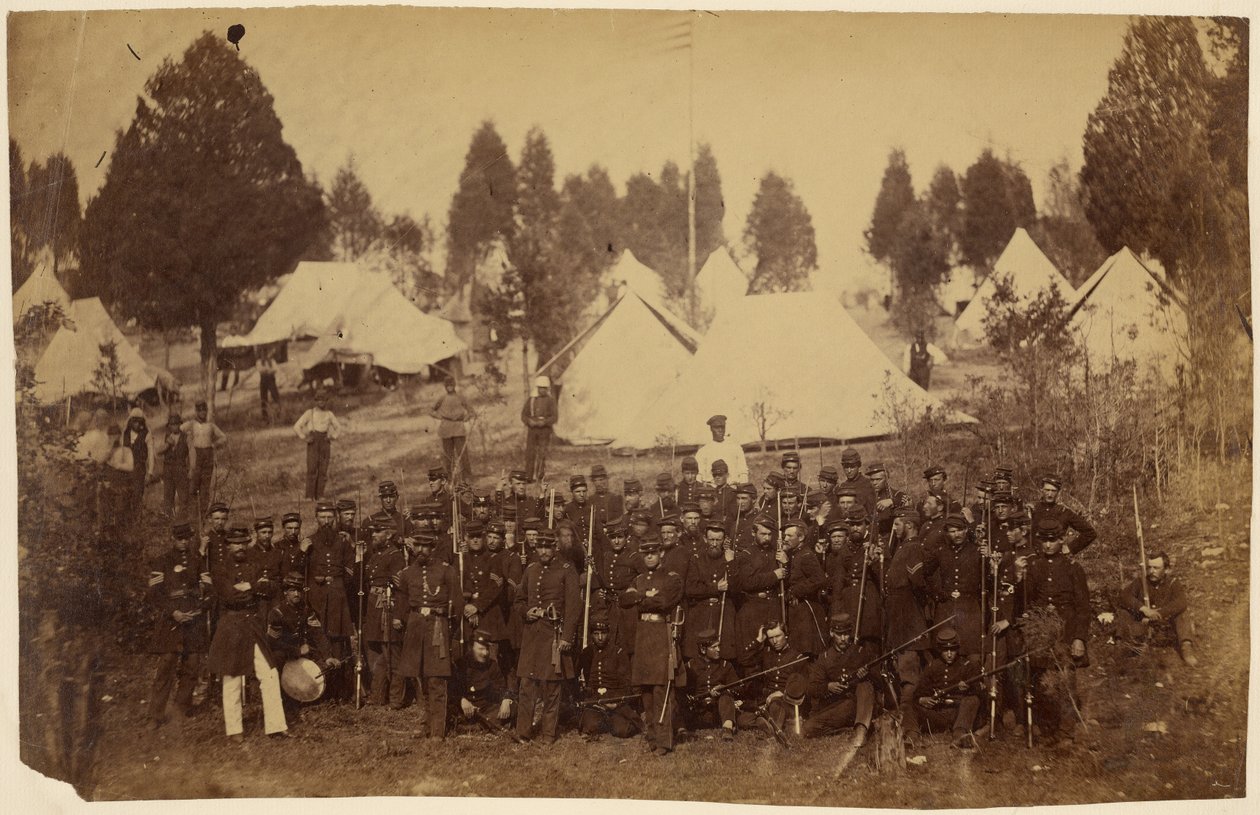 Třetí connecticutský pěší pluk, Camp Douglas, 1861/[Vojáci Unie a osoby doprovázející vojáky] od Mathew B. Brady