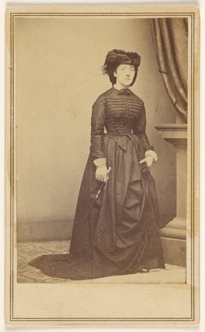 [Neidentifikovaná žena v klobouku a dlouhých tmavých šatech.] od Mathew B. Brady