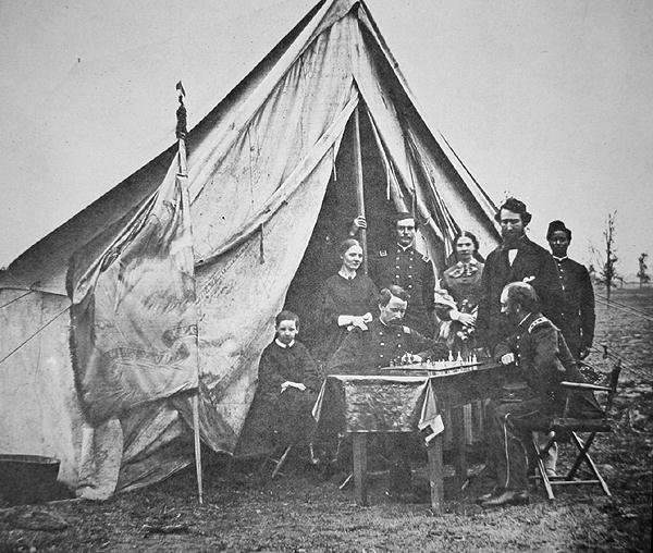 Plukovník James P. McMahon s rodinou a přáteli hrají šachy na velitelství 164. pěšího pluku v New Yorku (černobílá fotografie) od Mathew Brady
