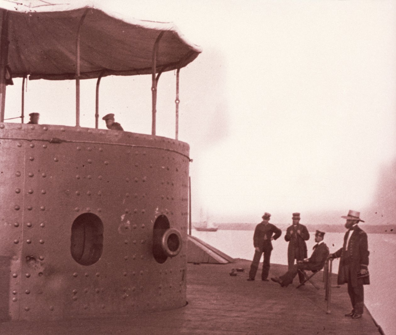 Posádka na palubě USS Monitor, cca 1862 (sépiový tisk) od Mathew Brady