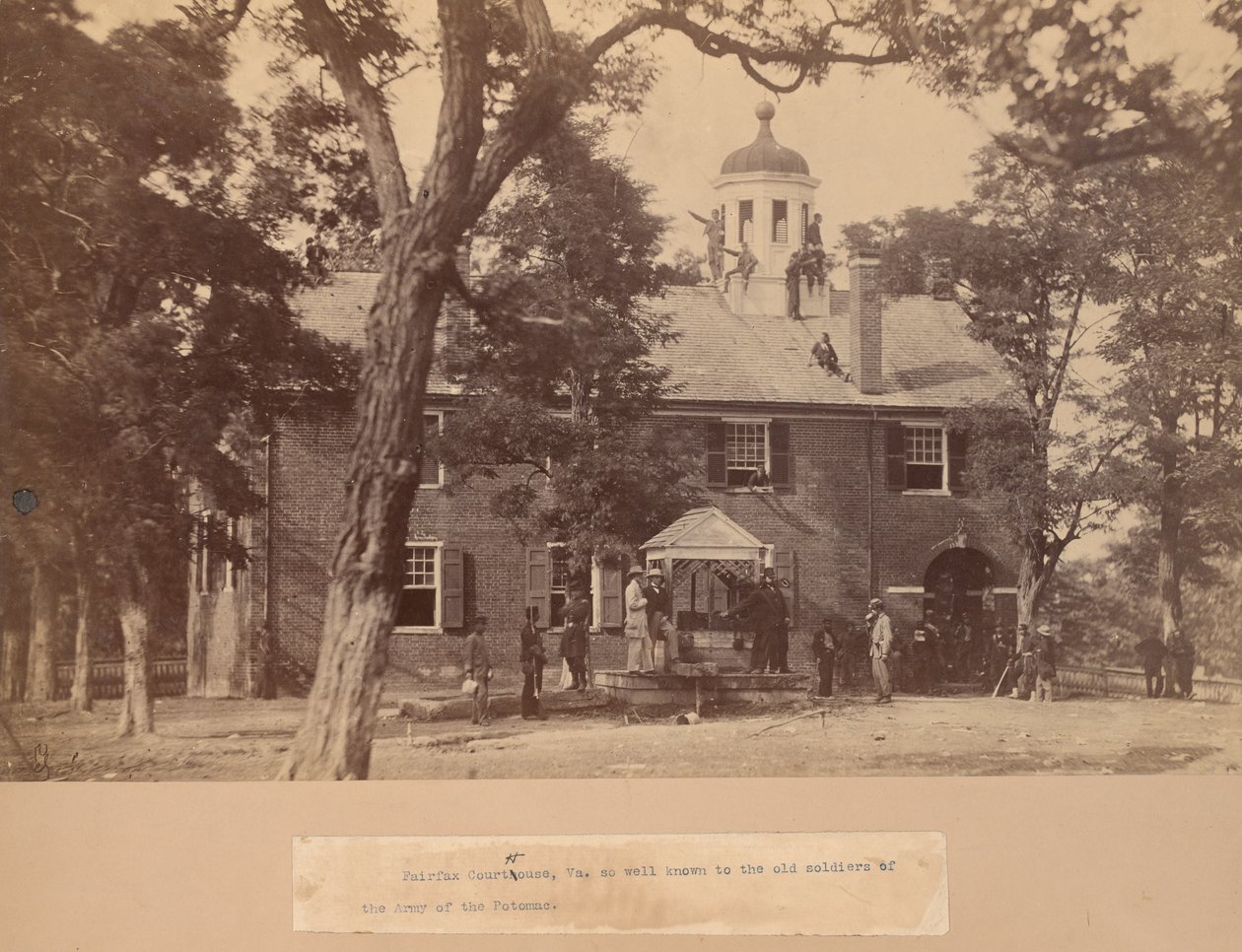 Fairfax Court House, Virginie, s vojáky Unie vpředu a na střeše od Mathew Brady