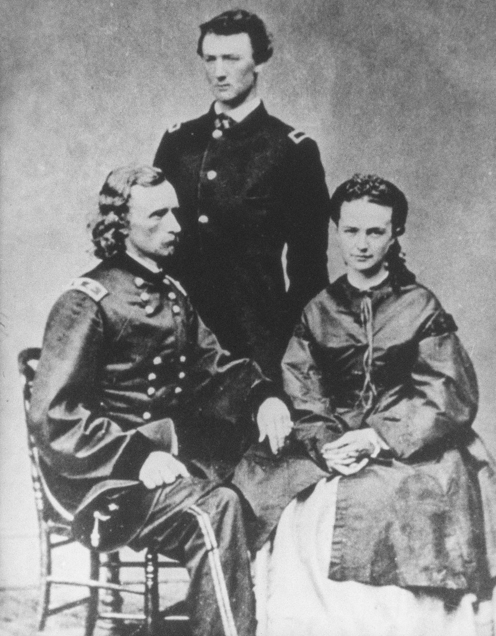 Generál George A. Custer (1839-76) s manželkou Elizabeth a bratrem Tomem (č/b foto) od Mathew Brady