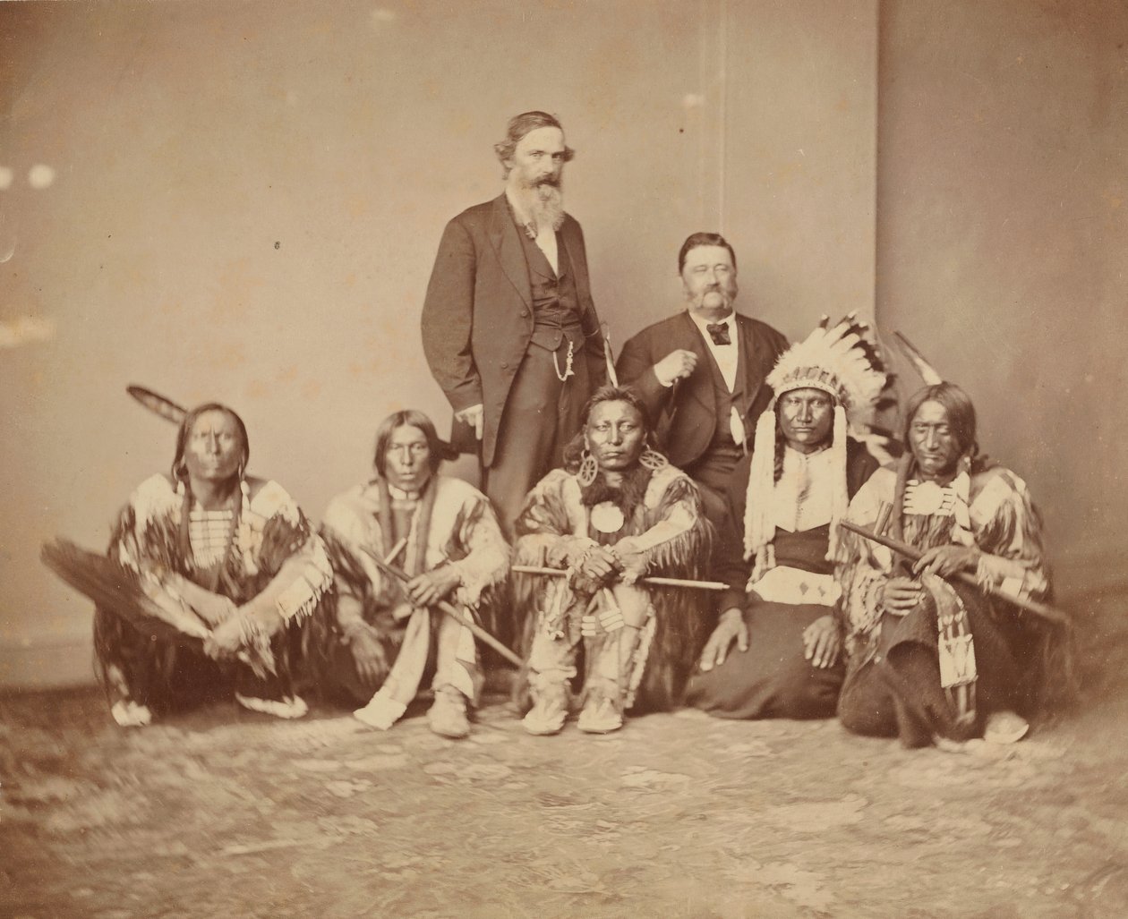 Generál J. E. Smith a Indiáni, 70. léta 19. století. od Mathew Brady
