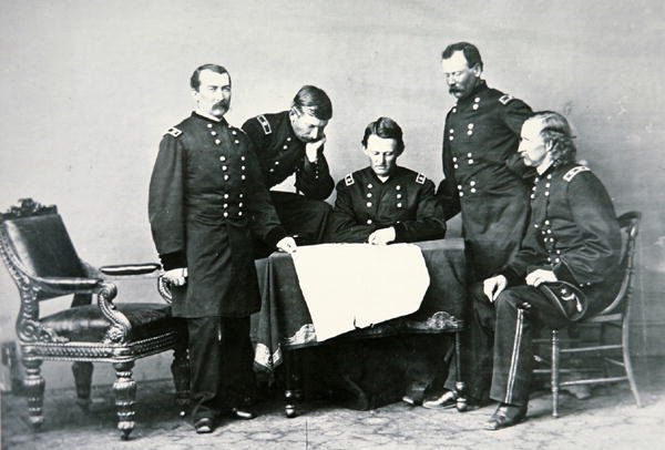 Generál Sheridan (1831-88) na konferenci se svými zaměstnanci, včetně George Custera (1839-76) (černobílá fotografie) od Mathew Brady