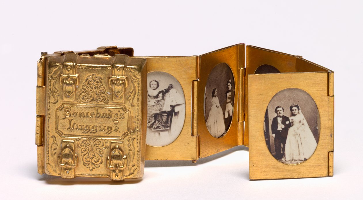 Somebodys Luggage Miniaturní svatební album Toma Thumb a Lavinia Warren, c. 1863. od Mathew B. Brady