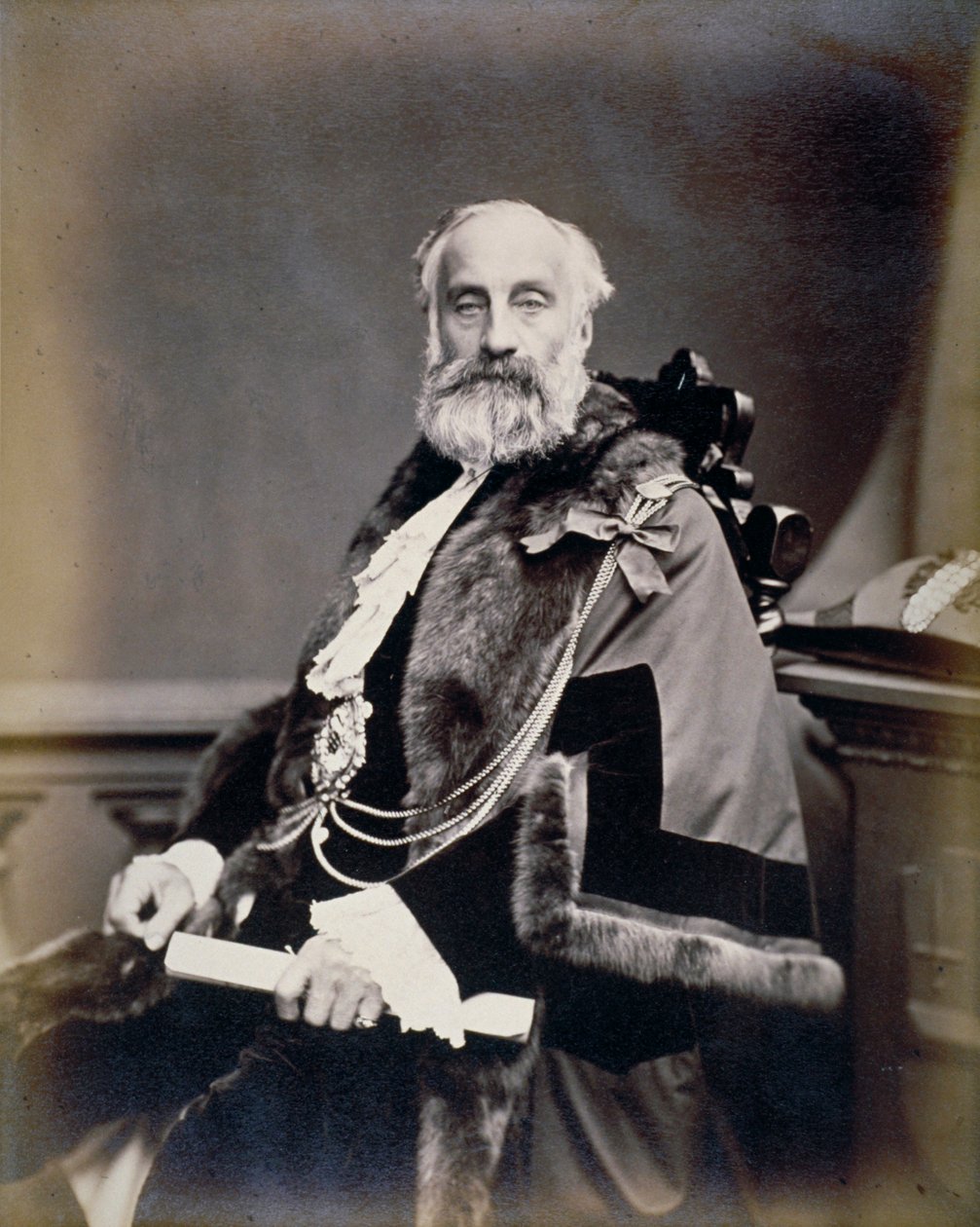 Pan Burt, šerif z Londýna, na sobě šarlatové šaty, zahřívací odznak a řetěz, c1865 od Maull and Co