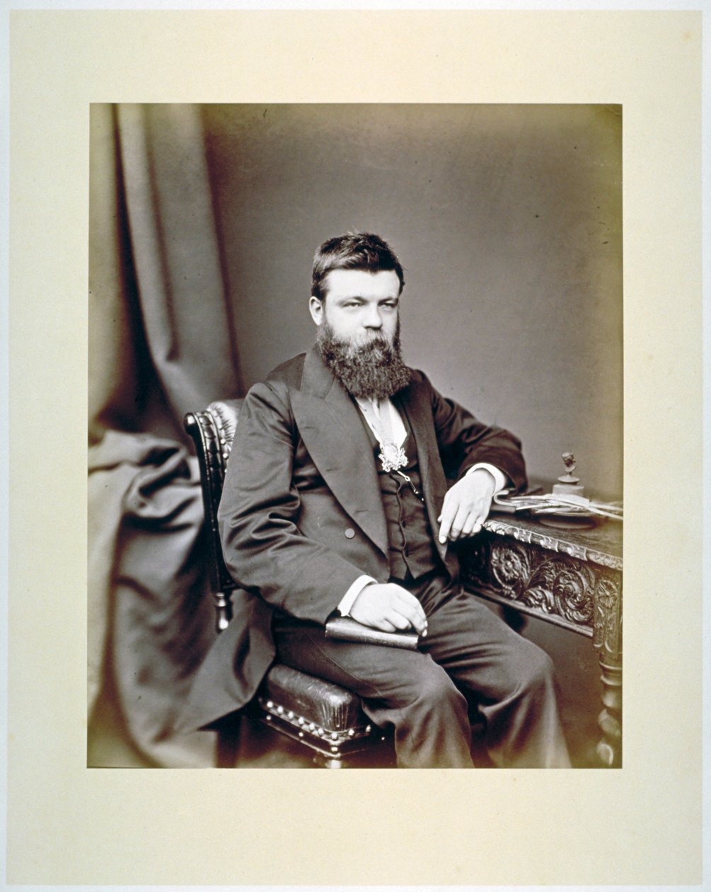 TC Fendick, mistr ctihodné společnosti sklenářů s odznakem mistra, c1865 od Maull and Co