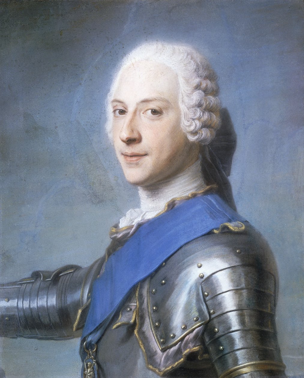 Portrét prince Charlese Edwarda Stuarta, délka přes prsa, z profilu vlevo, hlava otočená dopředu, pravá paže zvednutá, od Maurice Quentin de La Tour