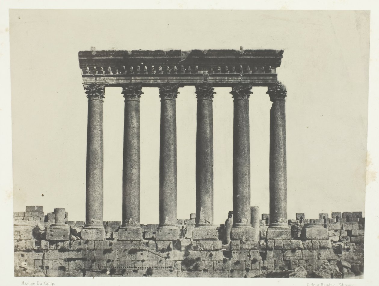 Baalbeck Heliopolis, Kolonáda chrámu Slunce, Sýrie, 184951, vytištěno 1852. od Maxime Du Camp
