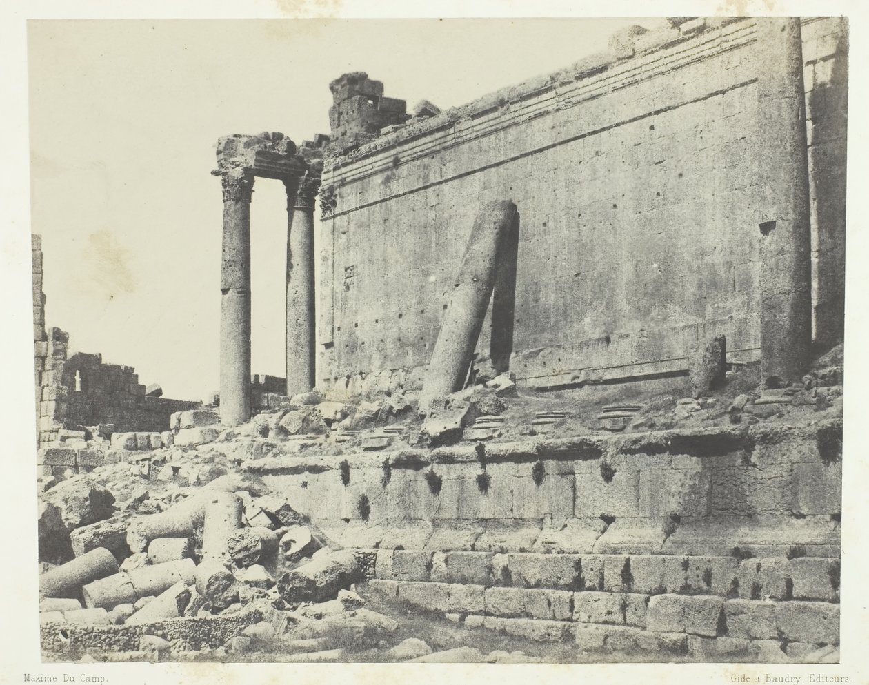 Baalbeck Heliopolis, Jupiterův chrám, východní fasáda, Sýrie, 184951, tištěno 1852. od Maxime Du Camp