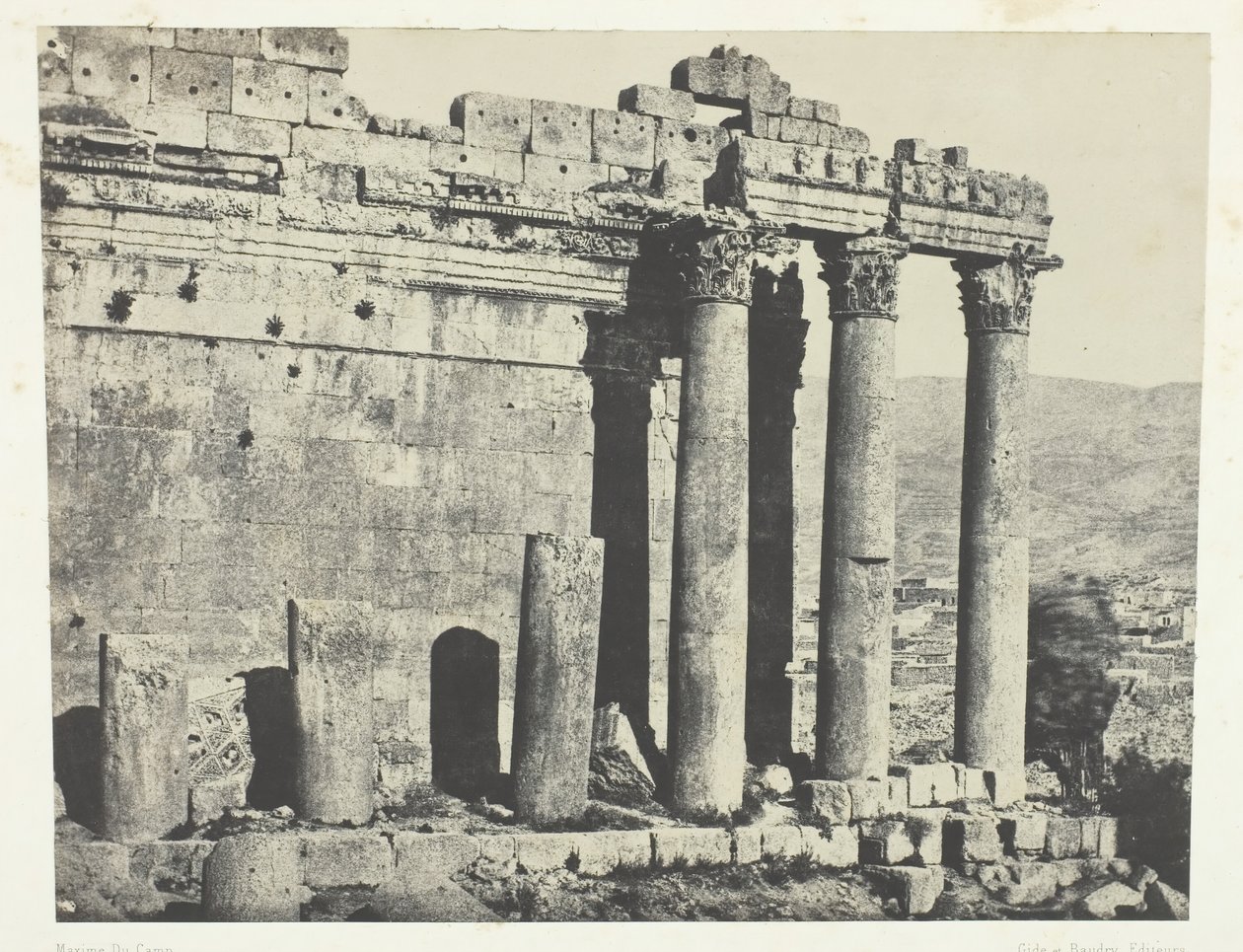 Baalbeck Heliopolis, Jupiterův chrám, západní fasáda, Sýrie, 184951, tištěno 1852. od Maxime Du Camp