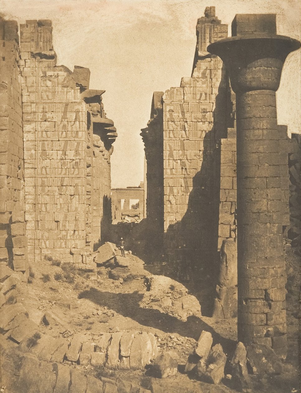Dvůr Bubastitů a vchod do sloupové síně paláce Karnac, Théby, 1849-50. od Maxime Du Camp