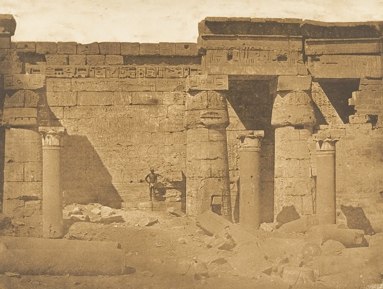 Nádvoří paláce Rhamses-Meiamoun v Medinet-habou Thebes Pozůstatky koptského kostela, 1849-50. od Maxime Du Camp