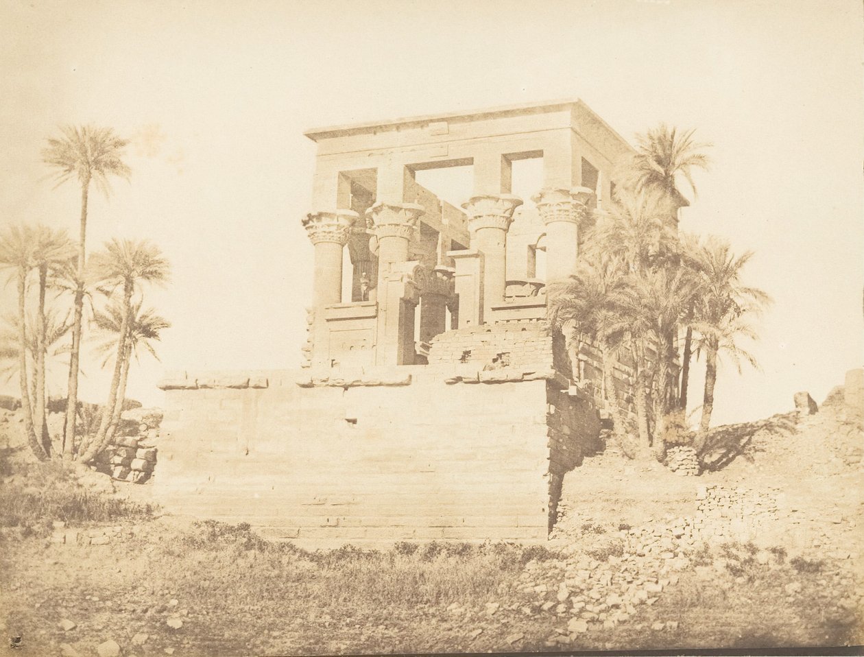 Greater Hypetra nebo Typhonium, u Philae - pohled zaujatý od východu, 1849-50. od Maxime Du Camp