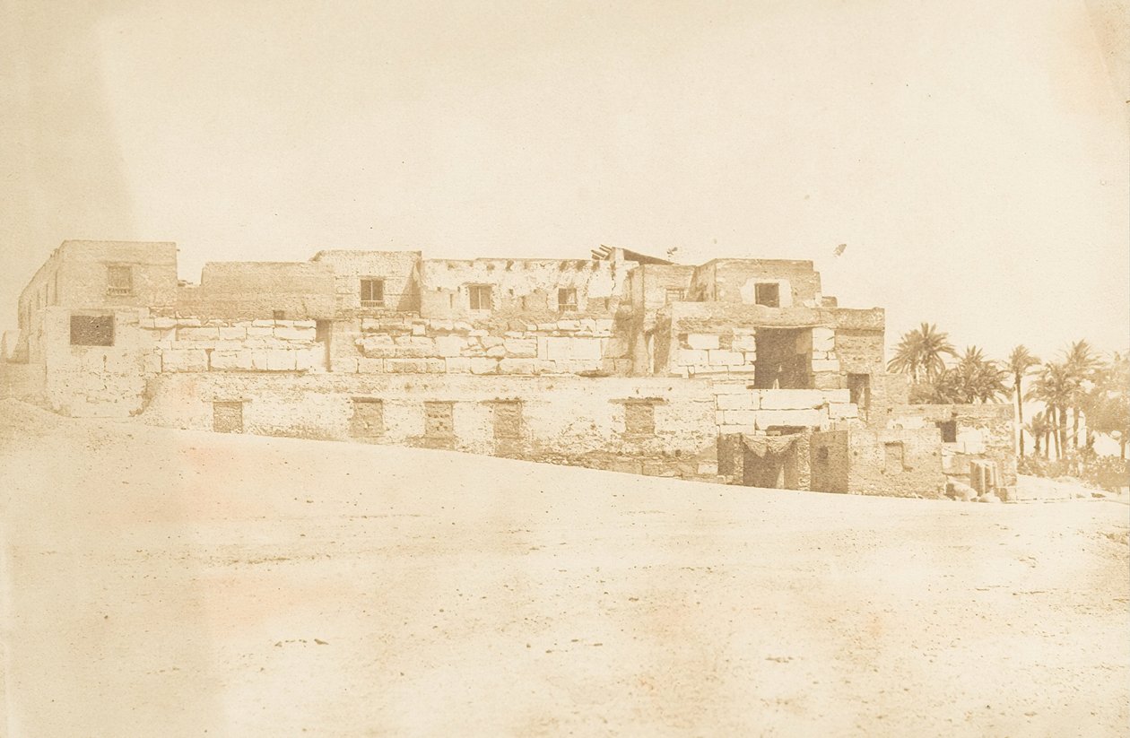 Obydlí posádky luxorské lodi, postavené na terase paláce, 1849-50. od Maxime Du Camp