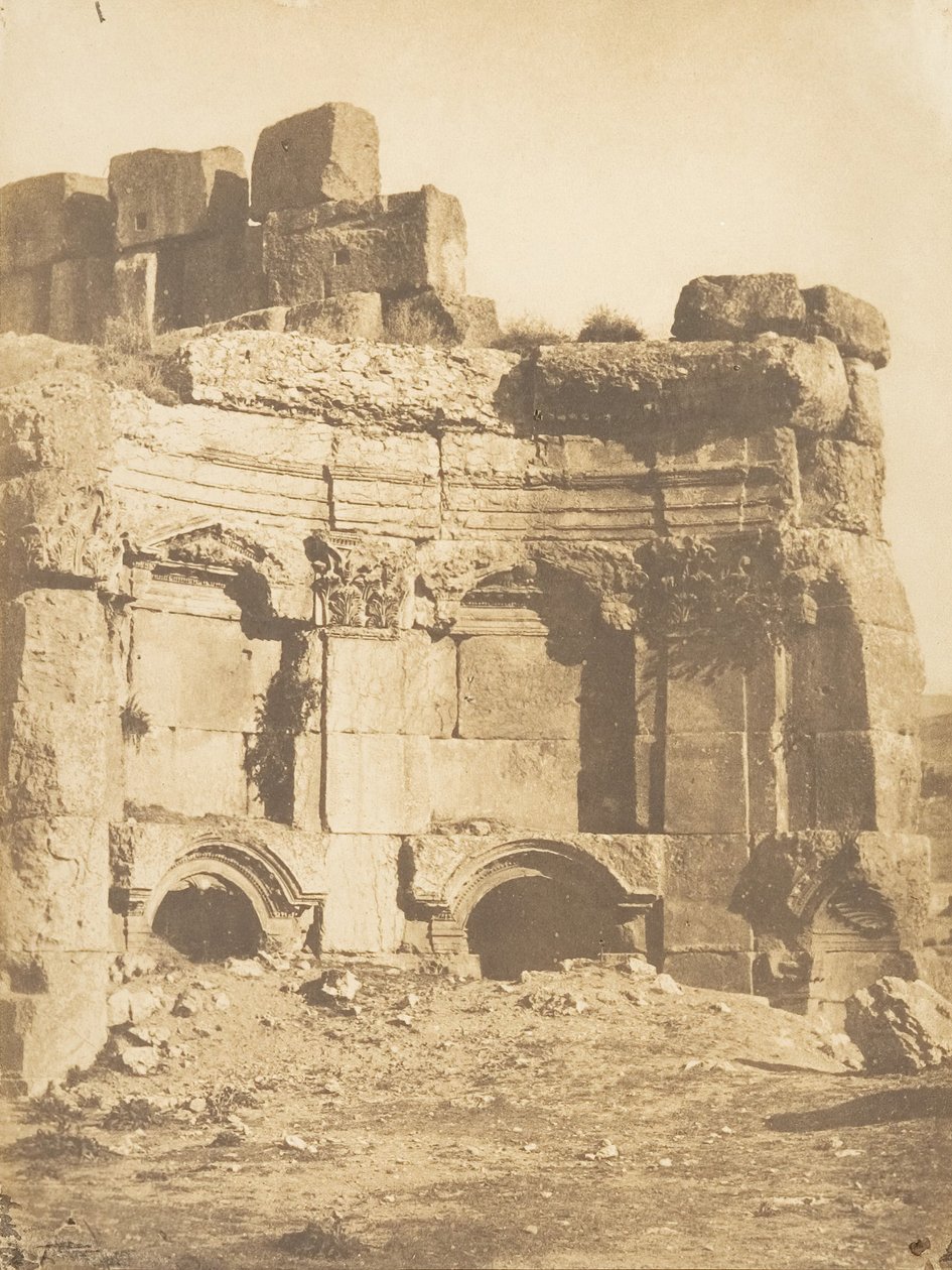 Hemicycle of the Temple Enclosure, v Baâlbek, 15. září 1850. od Maxime Du Camp