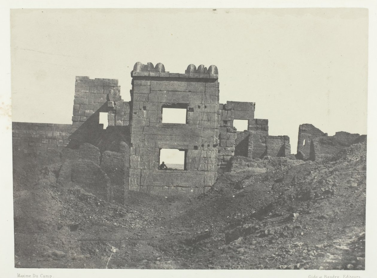 Medinet-Habou, východní průčelí Gynecea Ramses-Mèiamoun, Théby, 184951, vytištěno 1852. od Maxime Du Camp