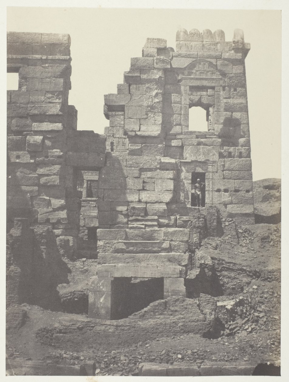 Medinet-Habou, severní průčelí Gynécée de Ramsès-Méiamoun; Thebes od Maxime Du Camp