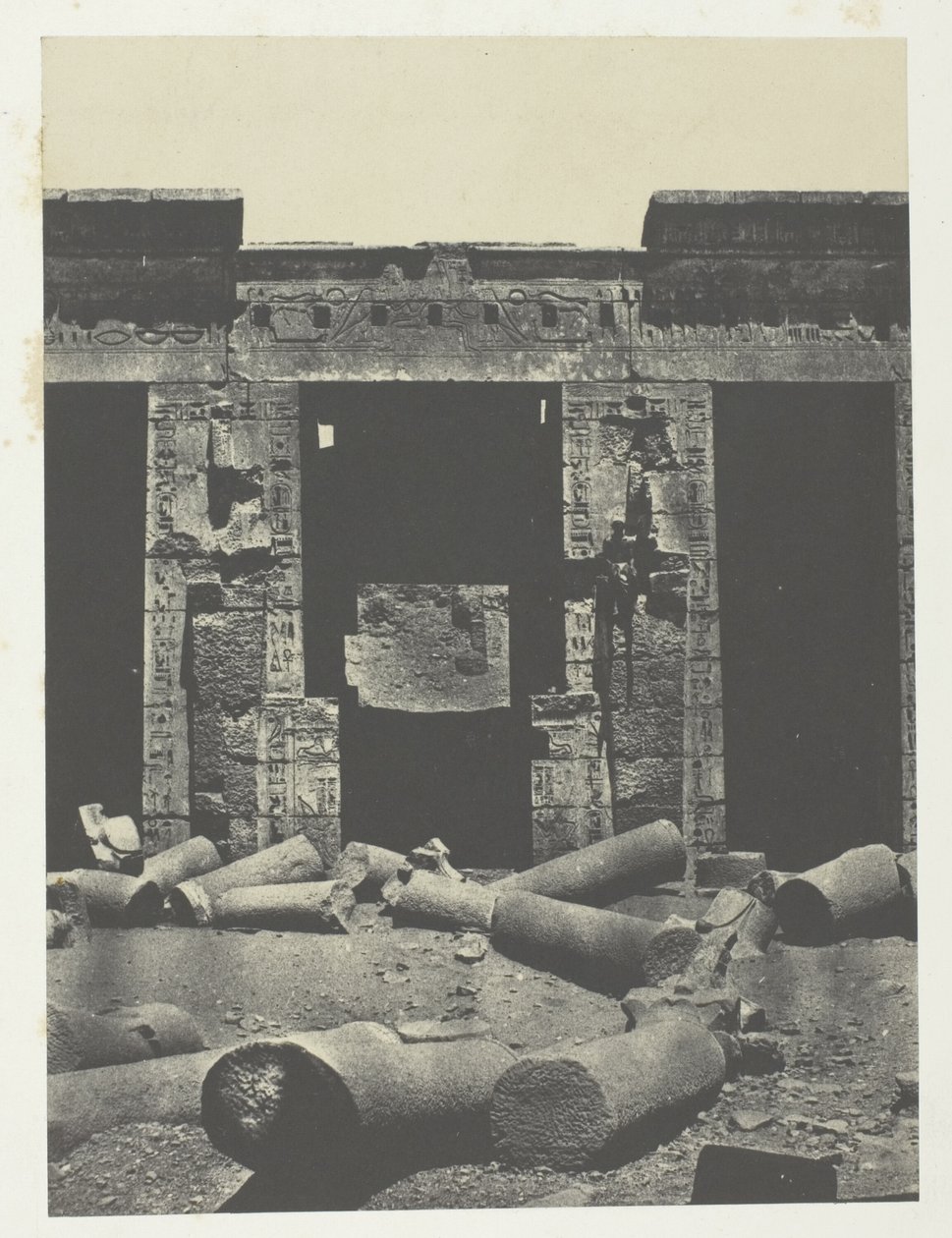 Medinet-Habou, východní část peristylu paláce Ramses-Méiamoun; Thebes od Maxime Du Camp