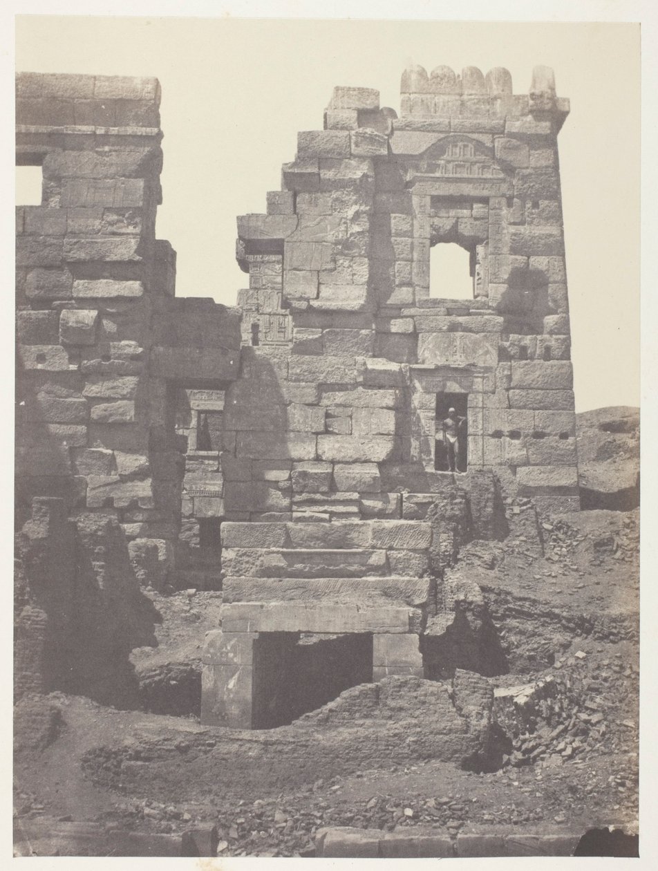 Medinet-Habou, severní průčelí Gynécée de Ramsès-Méiamoun; Thebes od Maxime Du Camp
