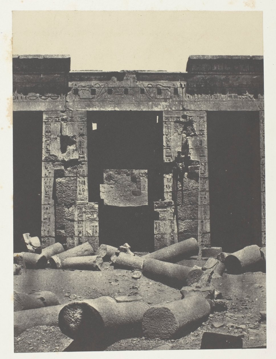 Medinet-Habou, východní část peristylu paláce Ramses-Méiamoun; Thebes od Maxime Du Camp
