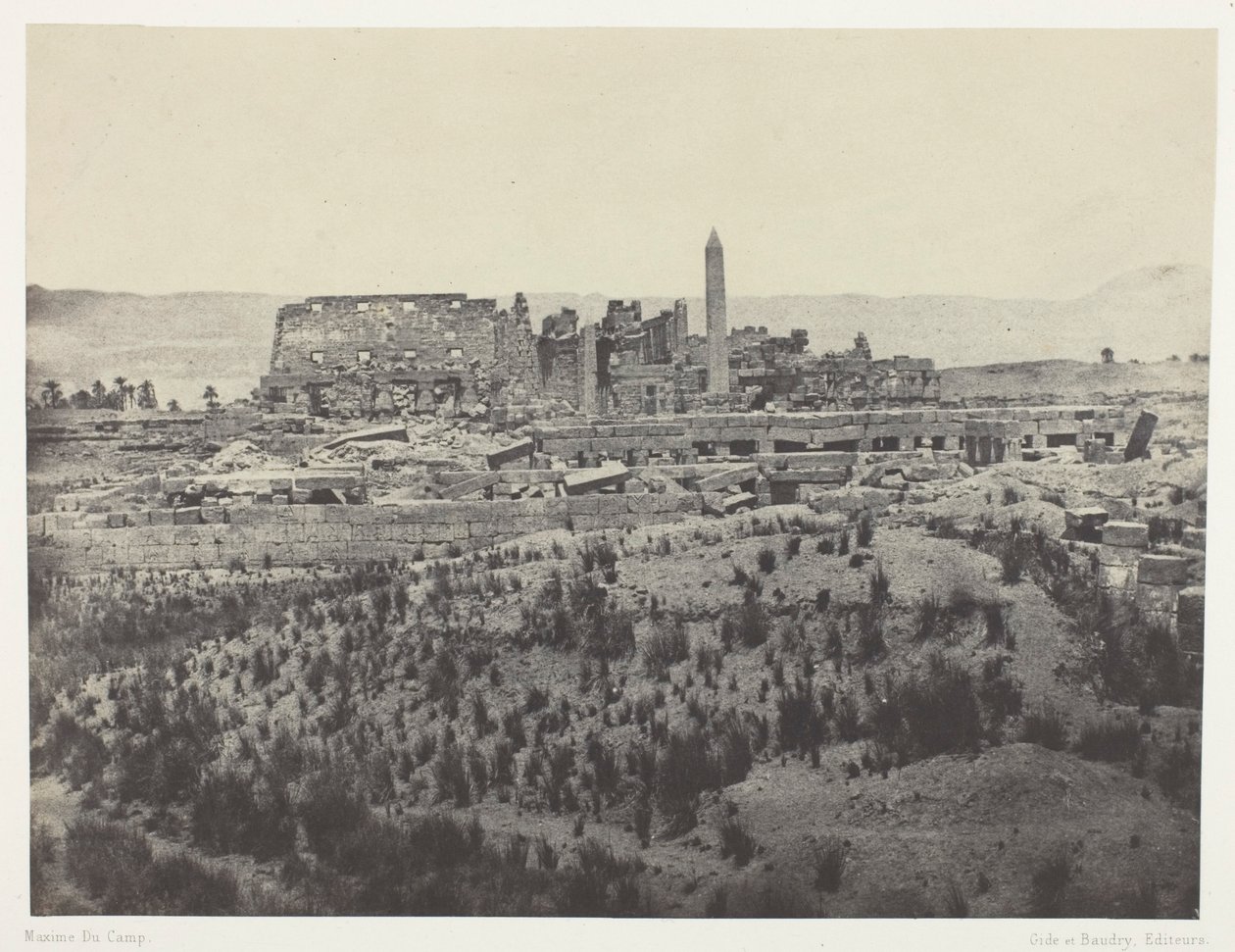 Palác v Karnaku, celkový pohled na ruiny, pořízený z východu; Théby, tabule 31 z alba „Egypt, Núbie, Palestina a Sýrie“ (1852) od Maxime Du Camp