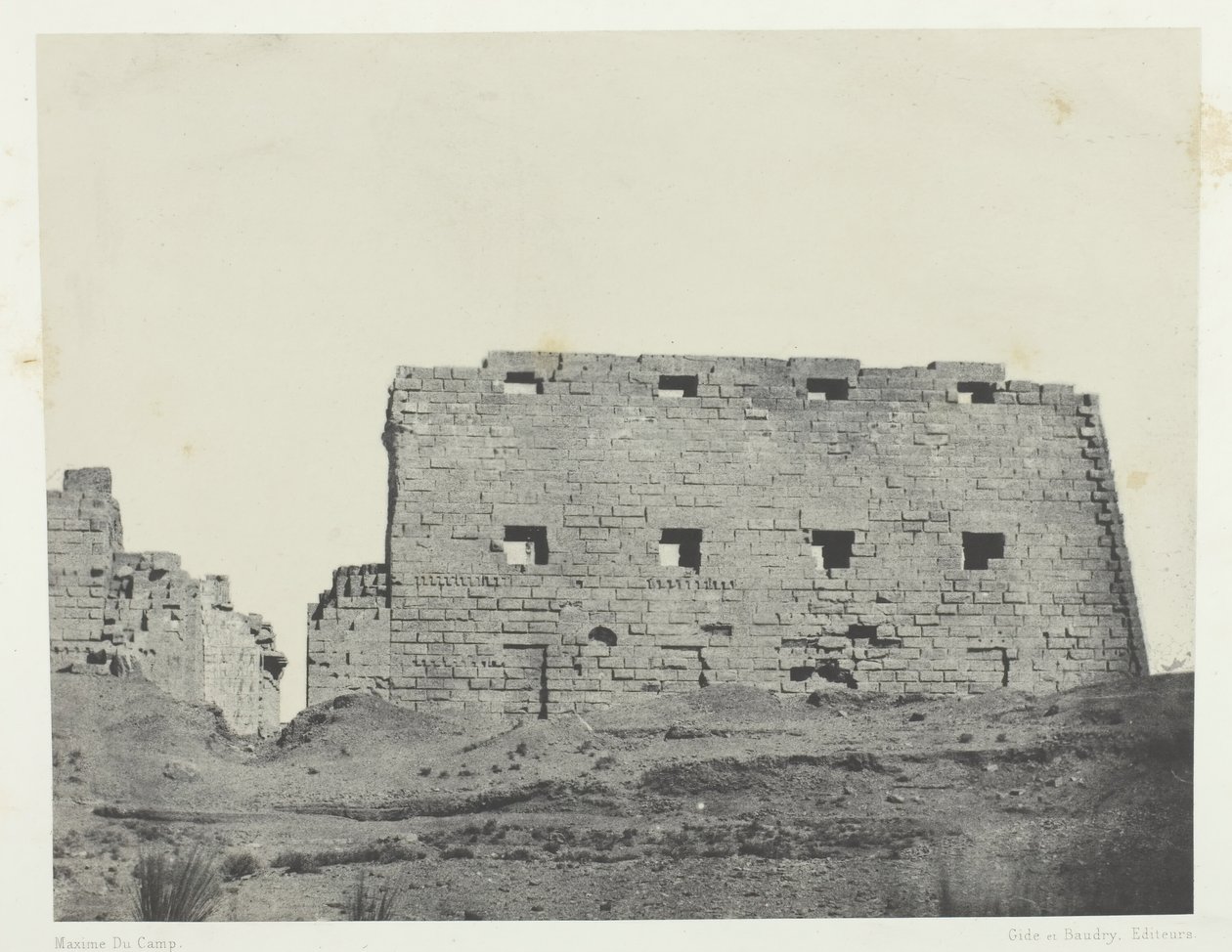 Palác Karnak, Velké pylony jihozápadu, Théby, 184951, vytištěno 1852. od Maxime Du Camp