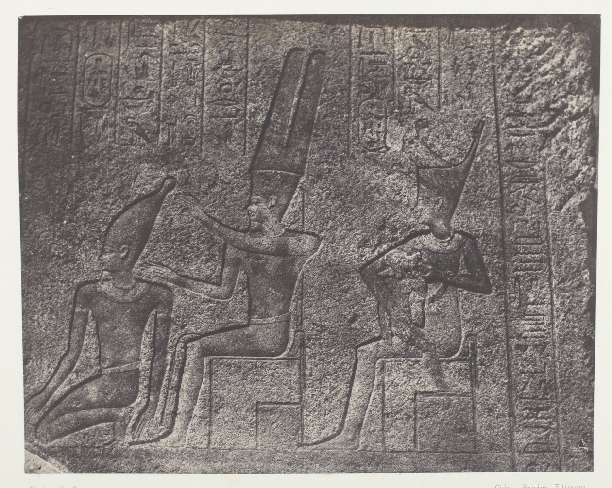 Palác Karnak, vnější sochy žulové svatyně; Thebes od Maxime Du Camp