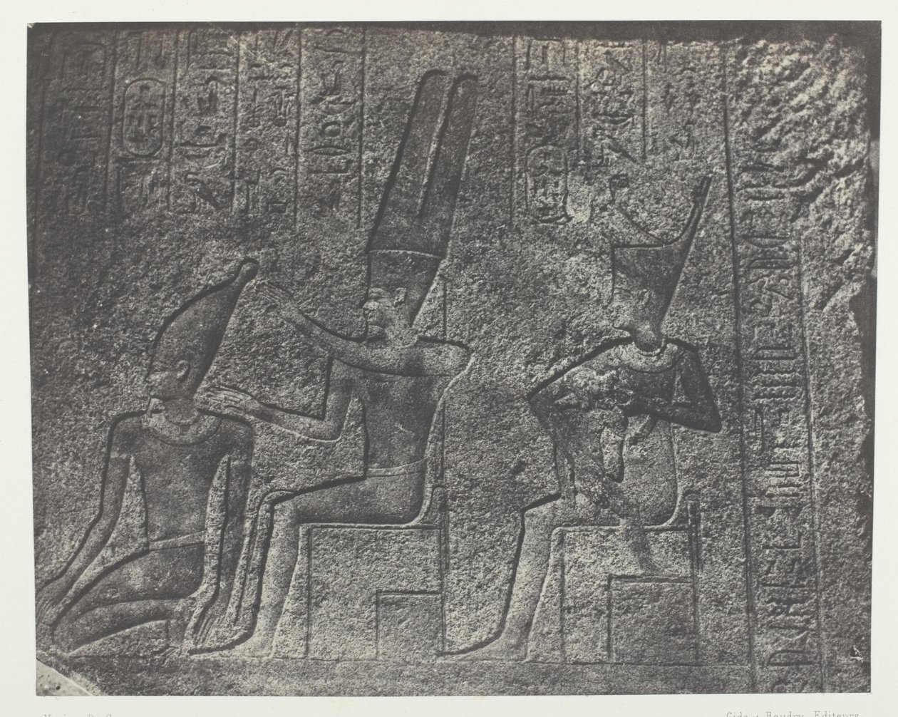 Palác Karnak, vnější sochy žulové svatyně; Thebes od Maxime Du Camp