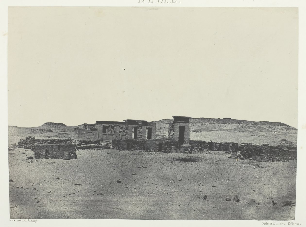 Chrám a vesnice Débôd, Parembole z Antonine Route, Nubia, 184951, tištěno 1852. od Maxime Du Camp