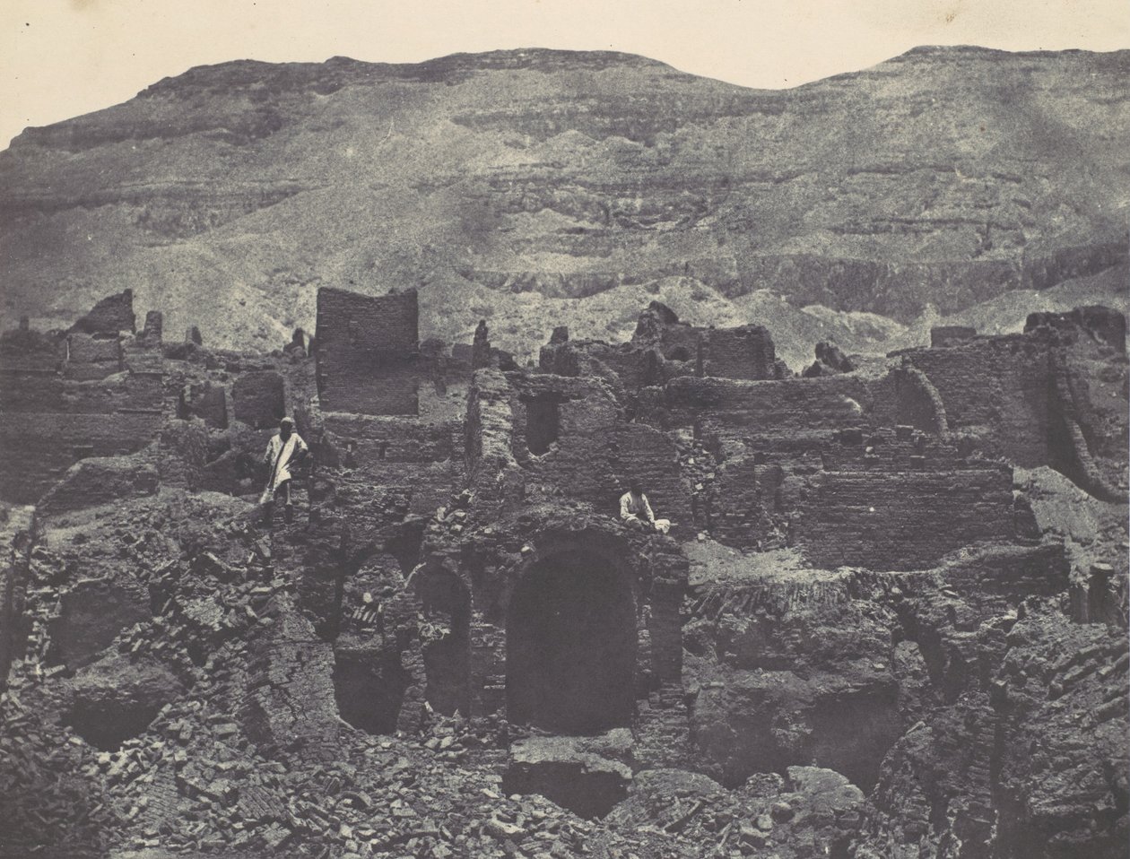Thebes. Medinet-Habou. Ruiny města Papa, 1850. od Maxime Du Camp