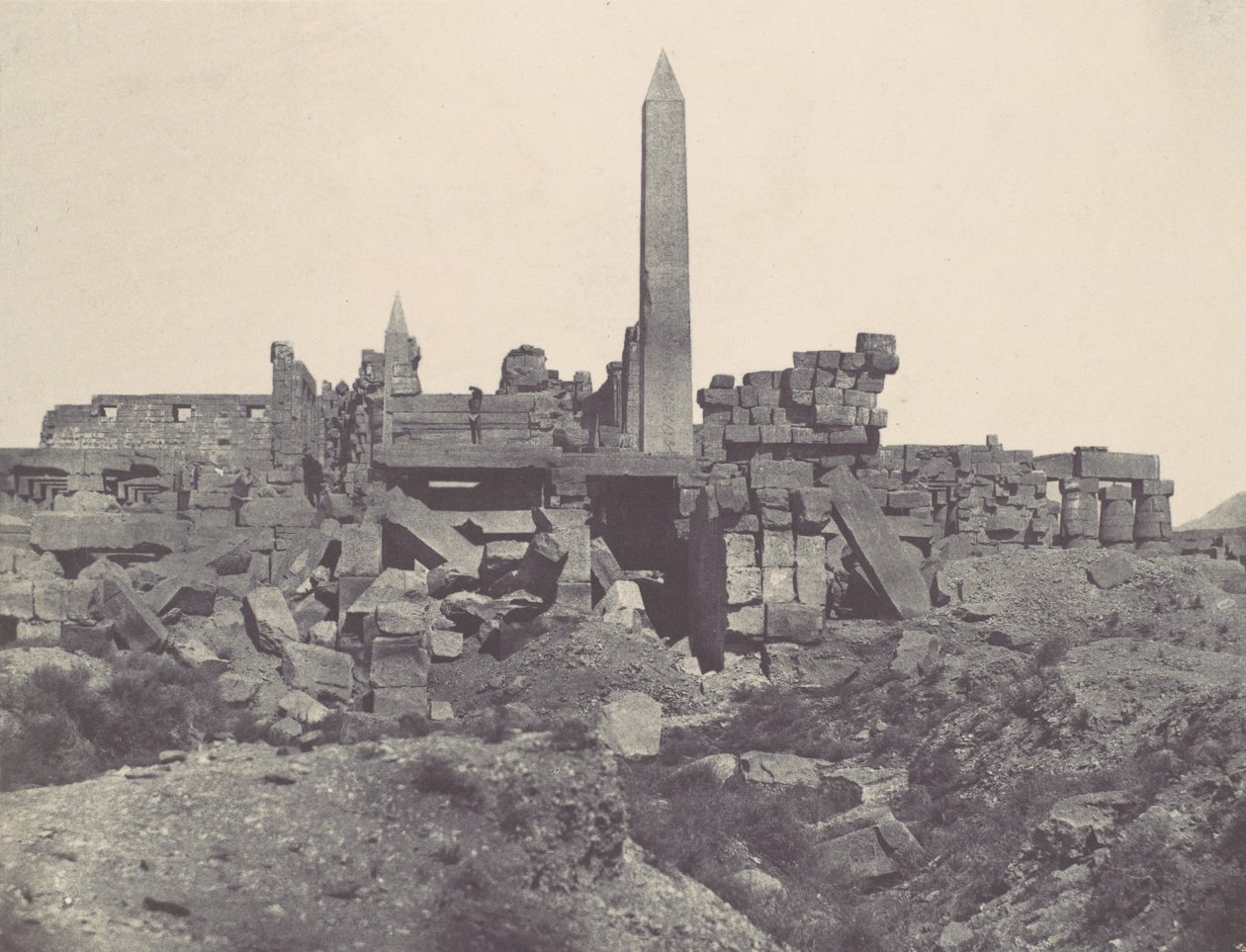 Thebes. Palác Karnak. Žulová svatyně a sloupová síň, 1850. od Maxime Du Camp