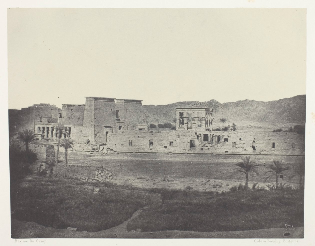 Pohled z ostrova Beghé, západ, Philoe; Núbie, deska 68 z alba "Egypte, Nubie, Palestine et Syrie" (1852) od Maxime Du Camp