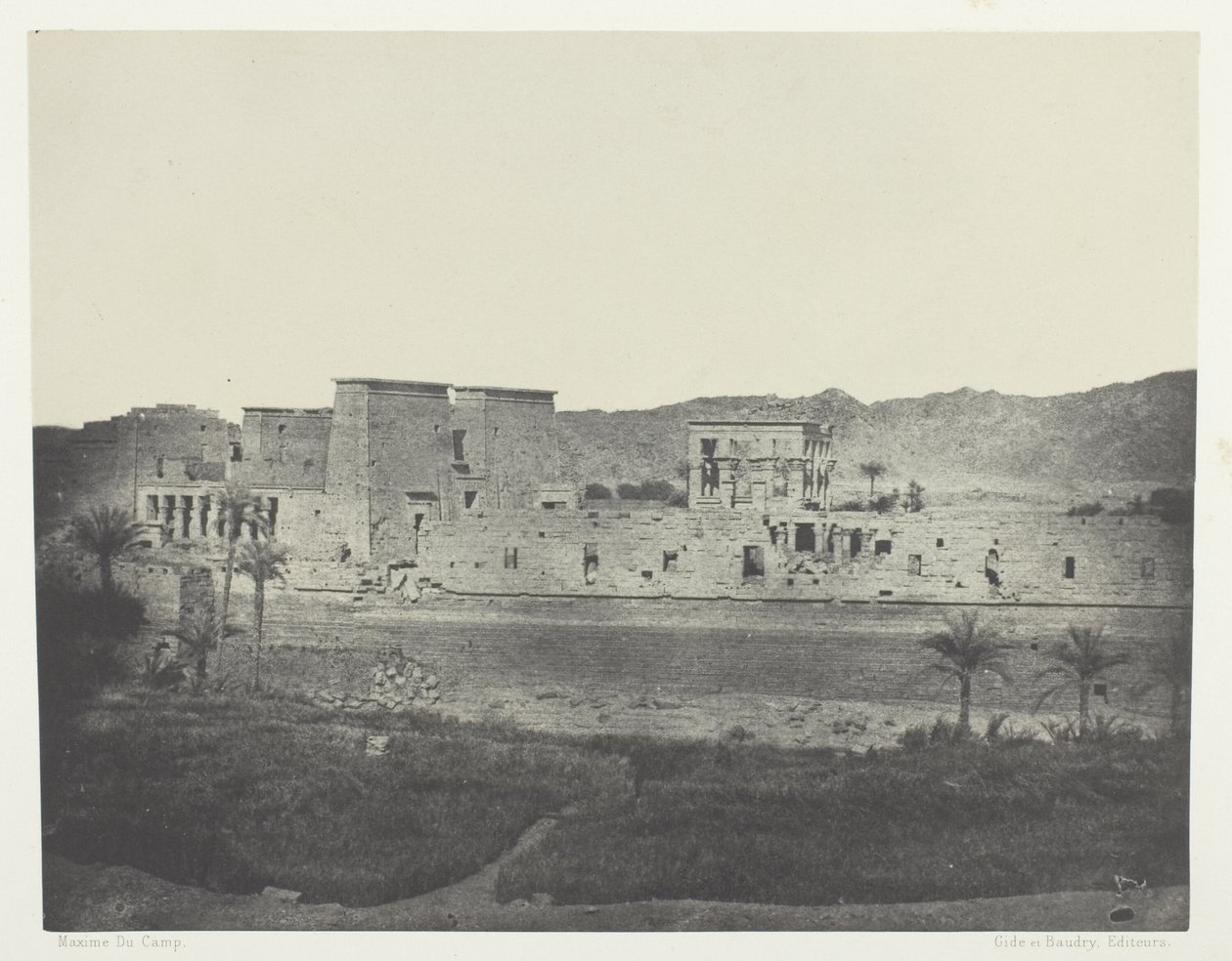 Pohled z ostrova Beghé, západ, Philoe; Núbie, deska 68 z alba "Egypte, Nubie, Palestine et Syrie" (1852) od Maxime Du Camp