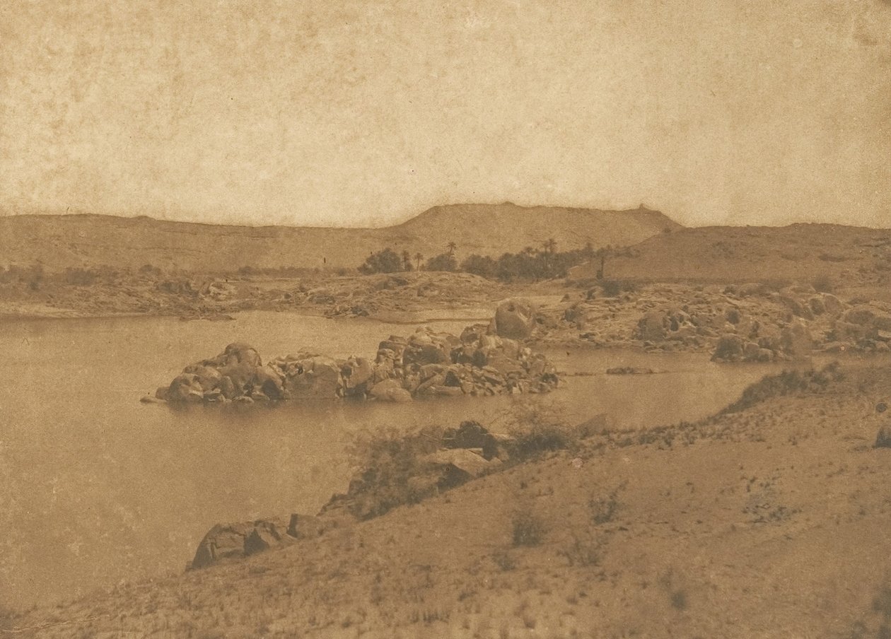 Pohled na první katarakt, pořízený ze západu, mezi Asuánem a Philae, 1849-50. od Maxime Du Camp