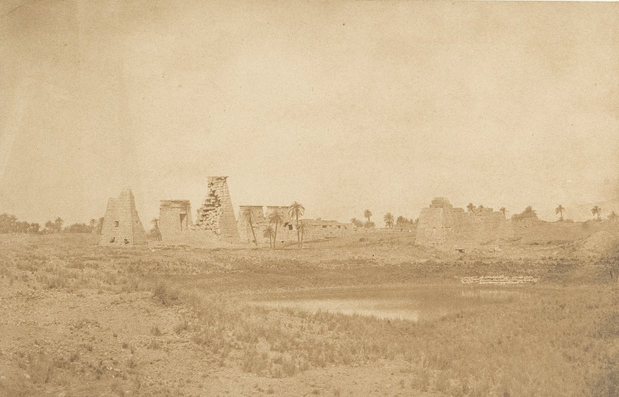 Pohled na Propylaje paláce Karnac, pořízený z jihovýchodu, 1849-50. od Maxime Du Camp