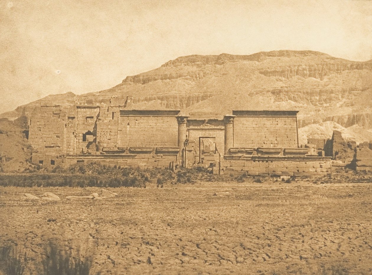 Celkový pohled na Medinet Habu, převzato z východních Théb, 1849-50. od Maxime Du Camp