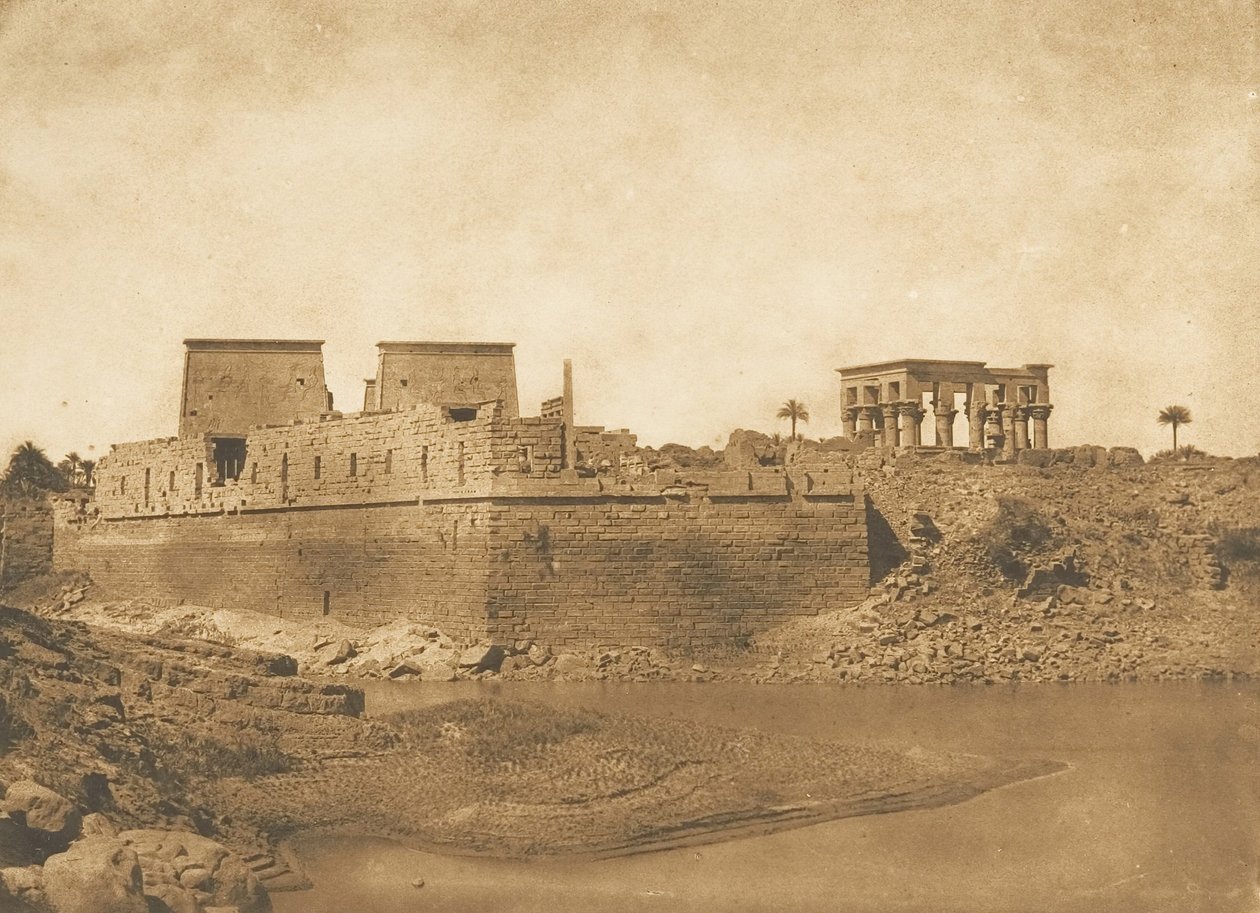 Celkový pohled na ostrov Philae, pořízený z jižního cípu ostrova Begueh, 1849-50. od Maxime Du Camp