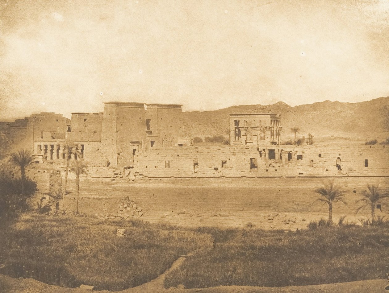 Celkový pohled na ostrov Philae, pořízený z ostrova West Begueh, 1849-50. od Maxime Du Camp