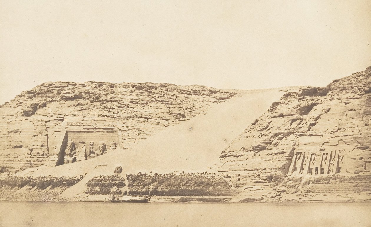 Celkový pohled na Speos z Phré a Athor, v Abousemblil, pořízený z ostrova, 29. března 1850. od Maxime Du Camp