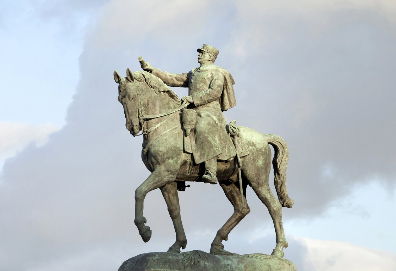 Jezdecká socha Josepha Joffreho (1852-1931), vojenského, francouzského marechala, francouzského velitele v bitvě na Marně během první světové války, bronzová socha od Maxima Reala del Sarte (1888-1954), od Maxime Real del Sarte