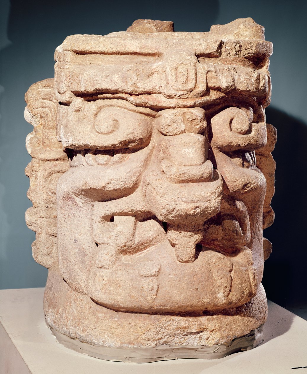 Antropomorfní hlava, pravděpodobně kadidelnice, cca 1000-1500 (vápenec) od Mayan