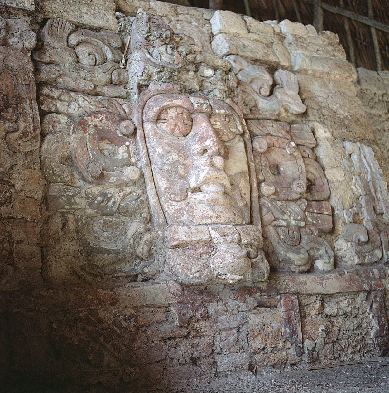 Architektonická maska, Chrám Mascarones, Kohunlich, Yucatánský poloostrov, Mexiko Rané klasické období (300-600 n. l.) (kámen a štuky) od Mayan