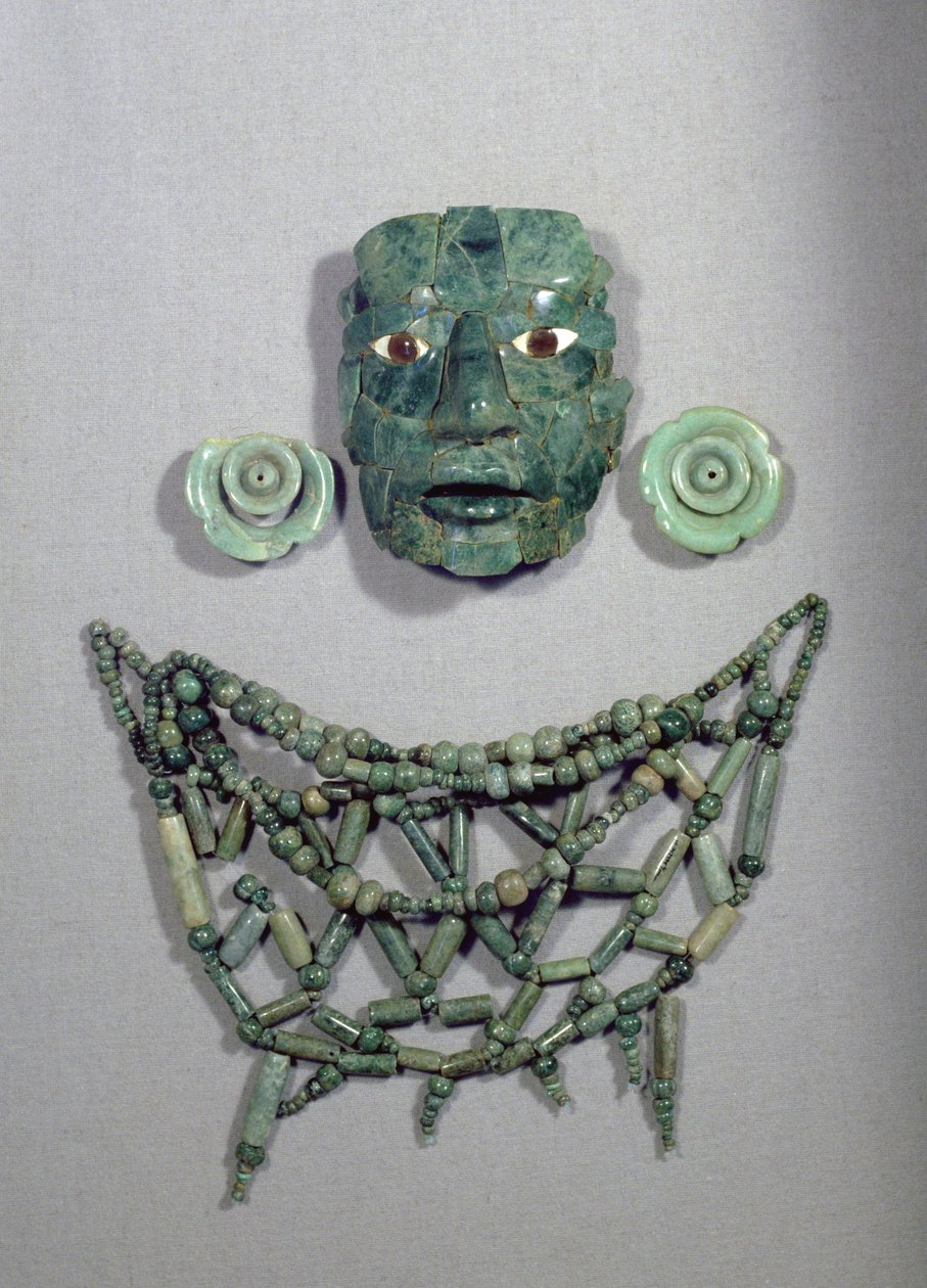 Pohřební maska Calakmul s límcem a náušnicemi, poloostrov Yucatán, Mexiko Pozdně klasické období (600-900 n. l.) (nefrit) od Mayan